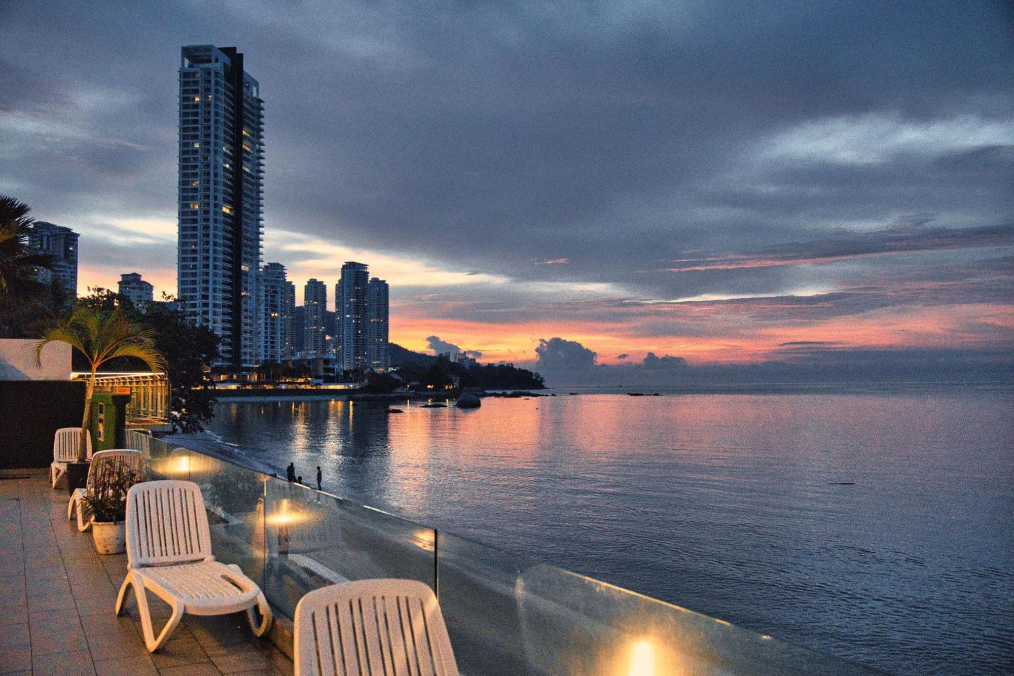Hotel Sentral Seaview @ ​Beachfront Tanjung Bungah  Dış mekan fotoğraf