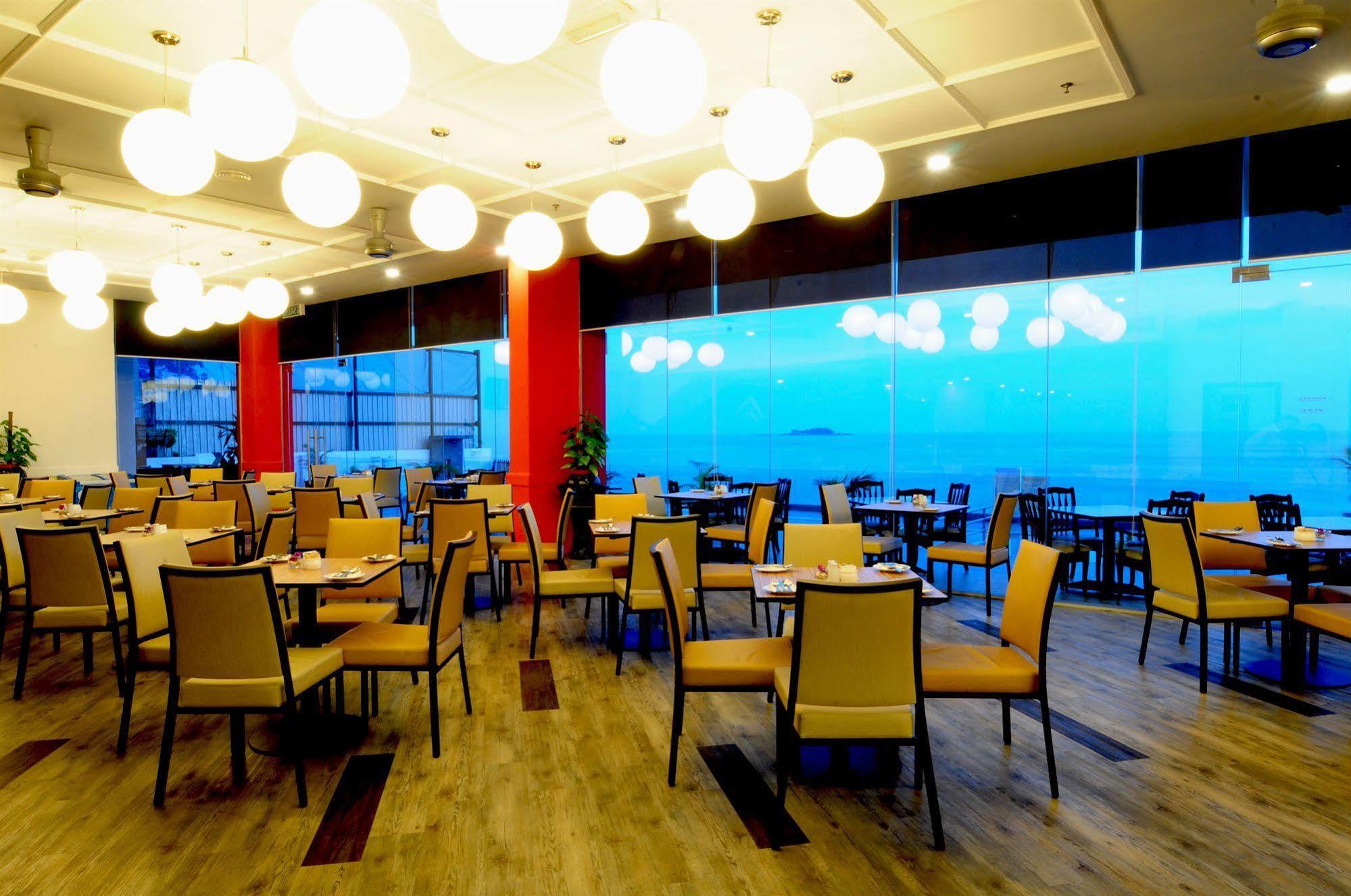 Hotel Sentral Seaview @ ​Beachfront Tanjung Bungah  Dış mekan fotoğraf