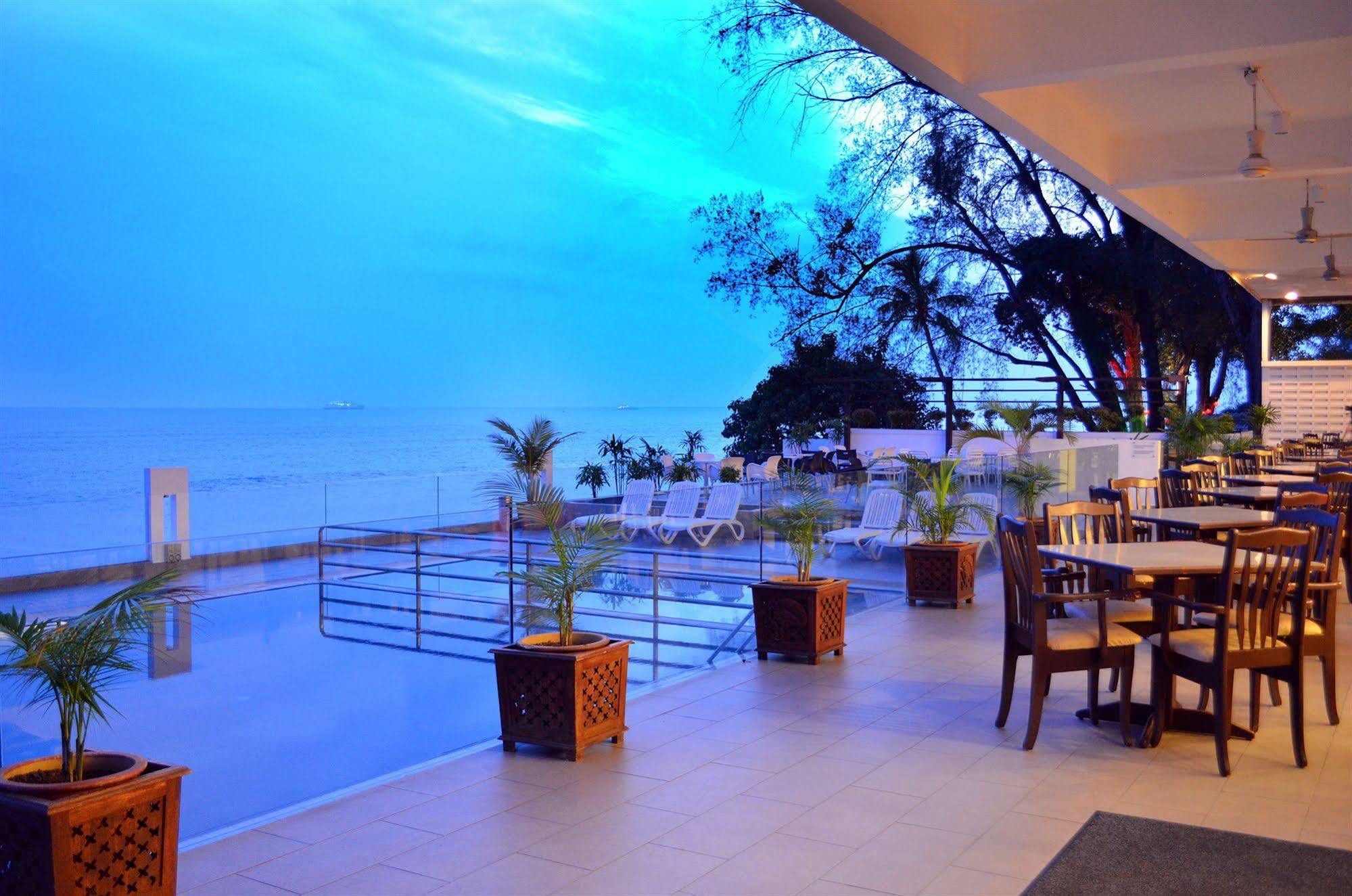 Hotel Sentral Seaview @ ​Beachfront Tanjung Bungah  Dış mekan fotoğraf